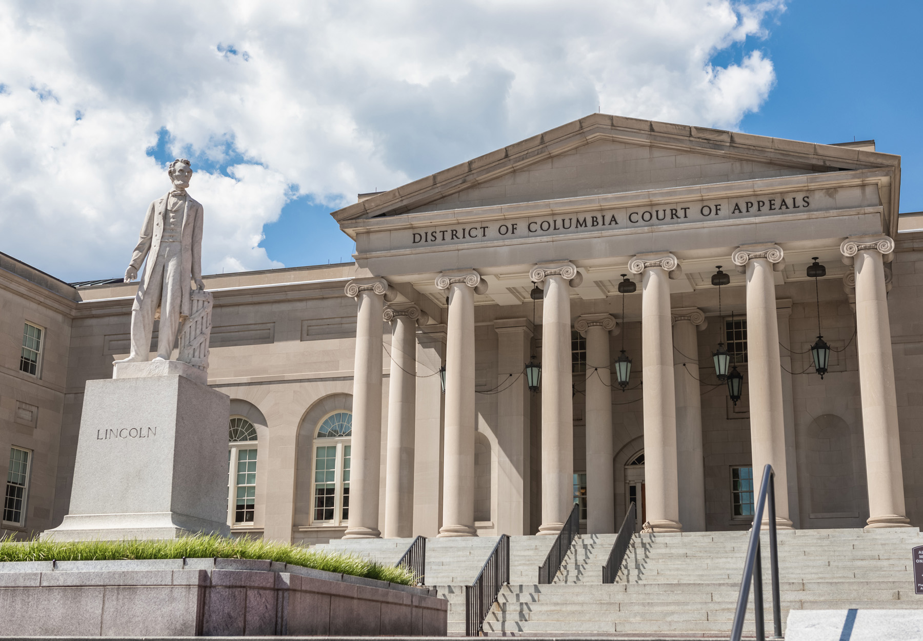 A stock photo of the exterior of the District of Columbia Court of Appeals with a statue of Lincoln out front.